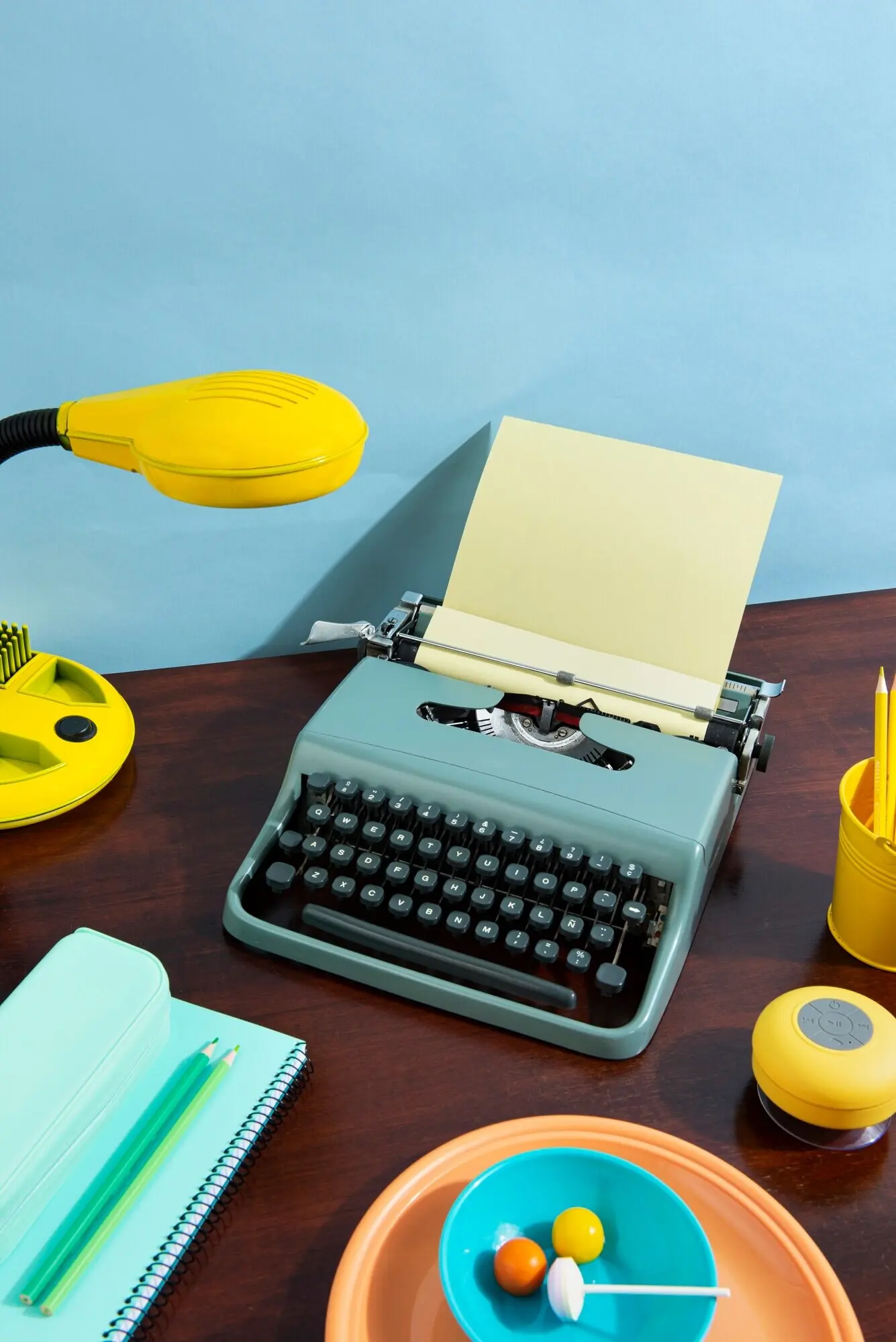 Zurück-in-die-Schule-Konzept mit verschiedenen Utensilien